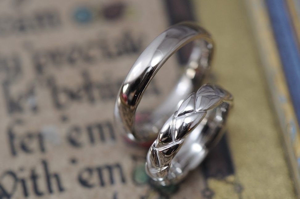 三つ編みカーヴィングのオーダーメイド結婚指輪