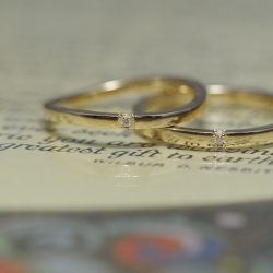 ウェーブと三面ダイヤのオーダーメイド結婚指輪