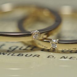 ウェーブと三面ダイヤのオーダーメイド結婚指輪