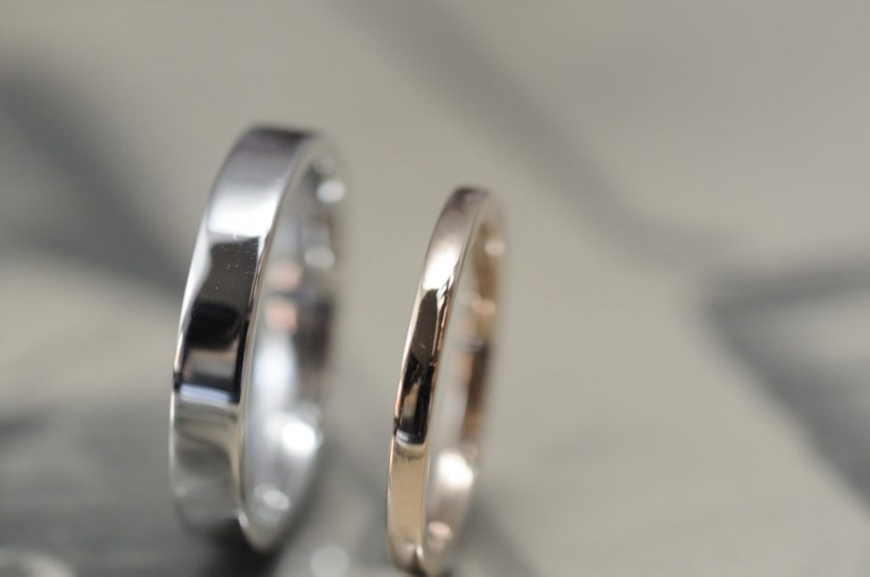 シンプルピンクとプラチナのオーダーメイド結婚指輪