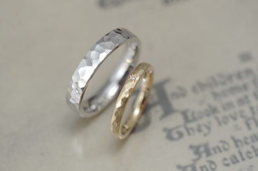 マット鎚目と鏡面鎚目のオーダーメイド結婚指輪