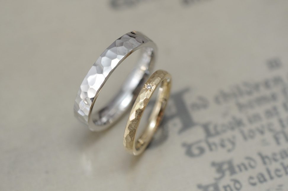 マット鎚目と鏡面鎚目のオーダーメイド結婚指輪