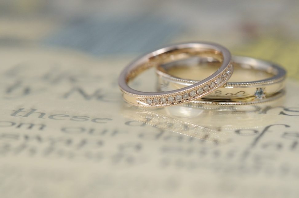ローズゴールドのハーフエタニティーとシャンパンのオーダーメイド結婚指輪