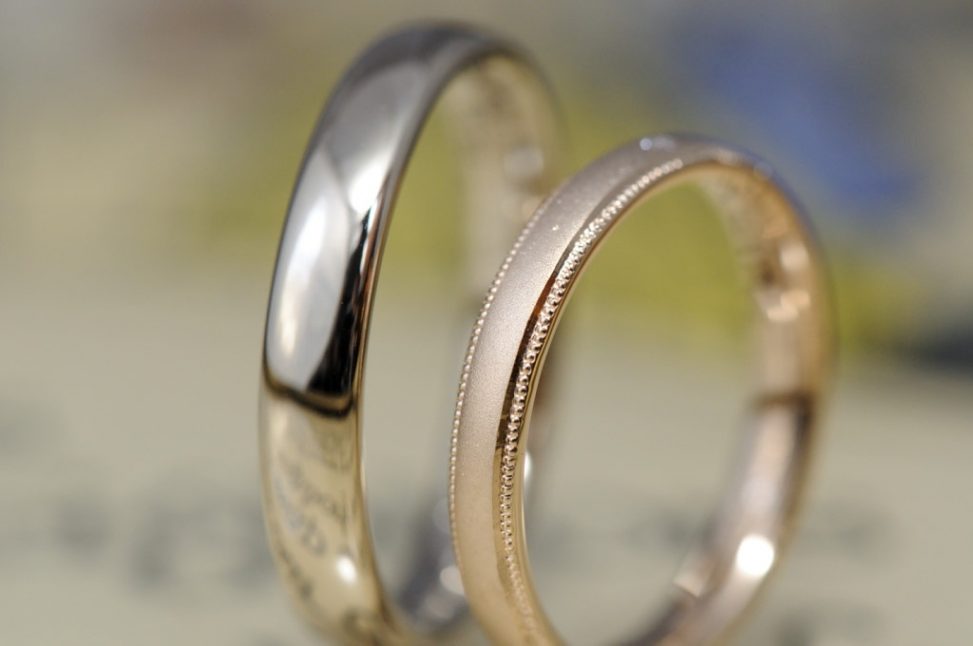 ローズとサンドブラストのシンプルなオーダーメイド結婚指輪