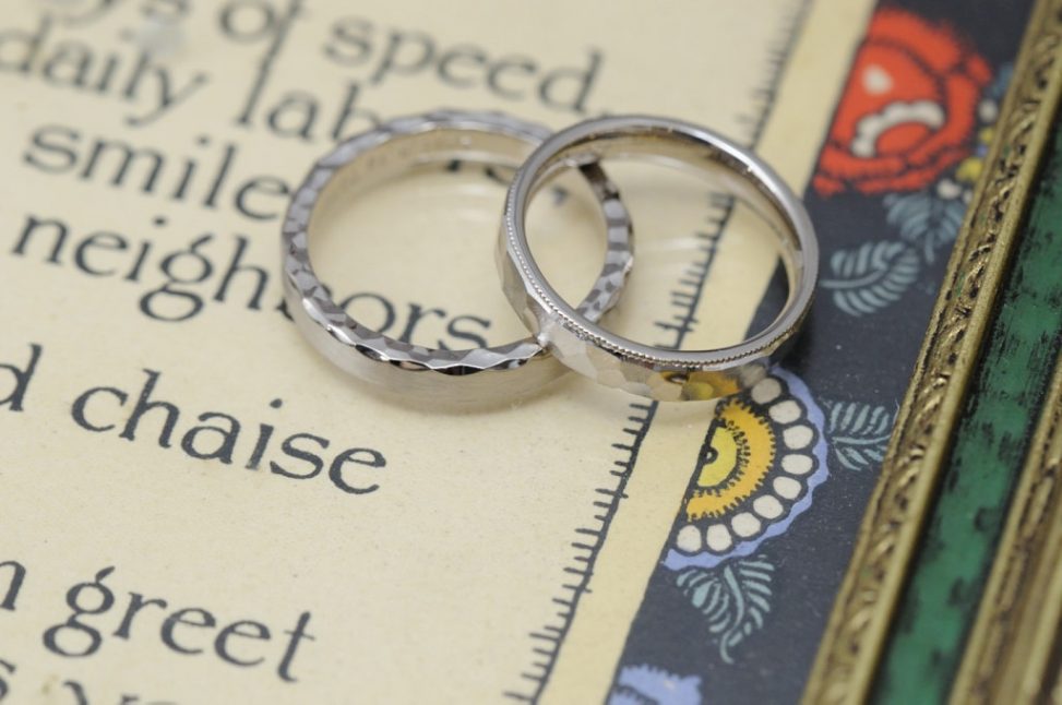 平打ち鎚目のオーダーメイド結婚指輪