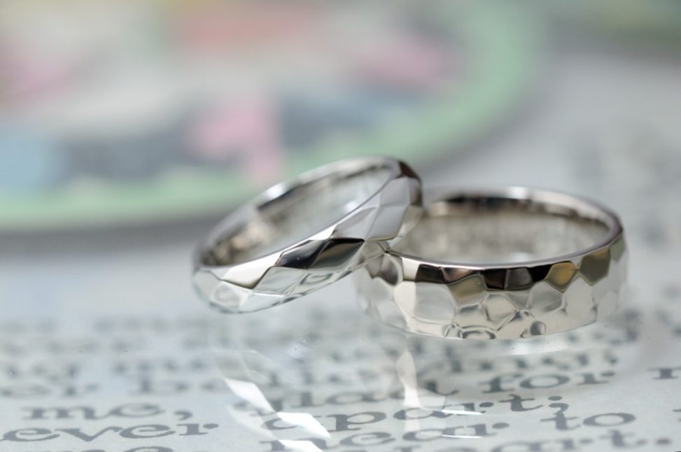 鏡面鎚目のボリュームタイプオーダーメイド結婚指輪