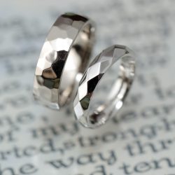 鏡面鎚目のボリュームタイプオーダーメイド結婚指輪