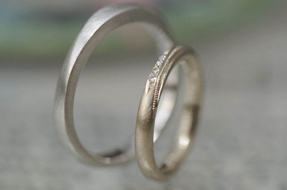 斜めのミルグレインとダイヤモンドのオーダーメイド結婚指輪