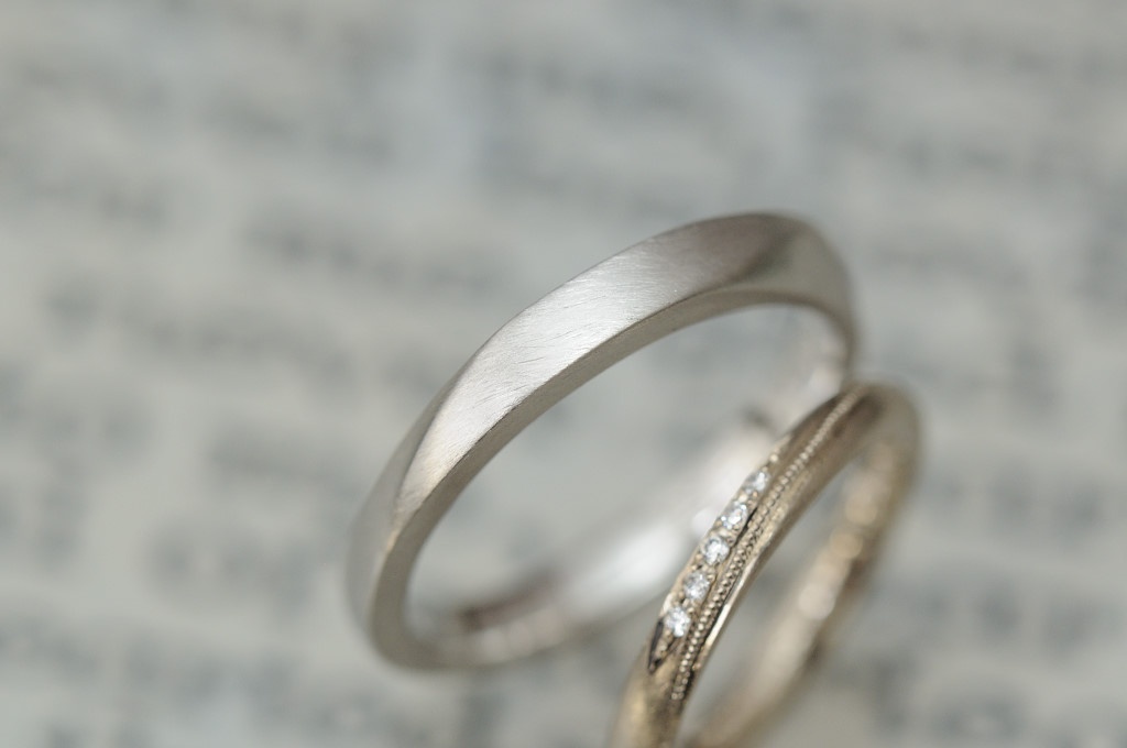 斜めのミルグレインとダイヤモンドのオーダーメイド結婚指輪