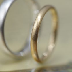シンプルテクスチャのオーダーメイド結婚指輪