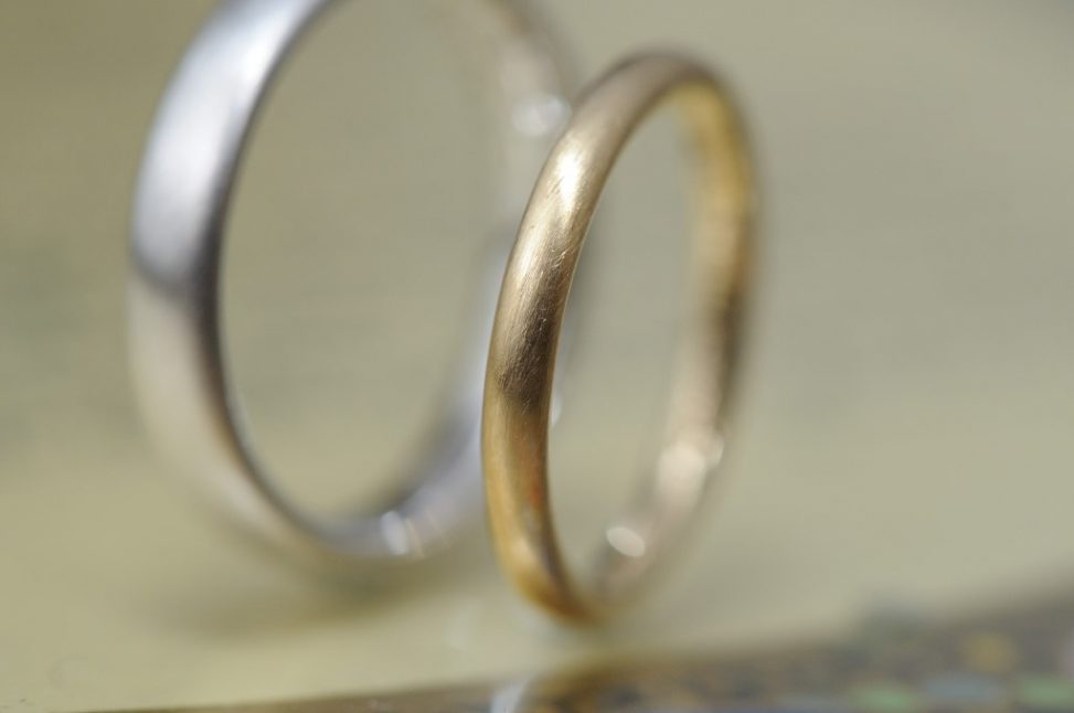 シンプルテクスチャのオーダーメイド結婚指輪
