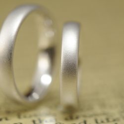 シンプルサンドブラストのオーダーメイド結婚指輪