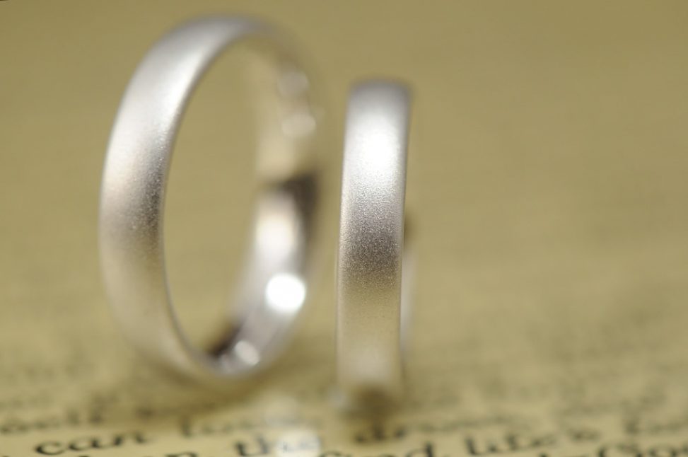 シンプルサンドブラストのオーダーメイド結婚指輪