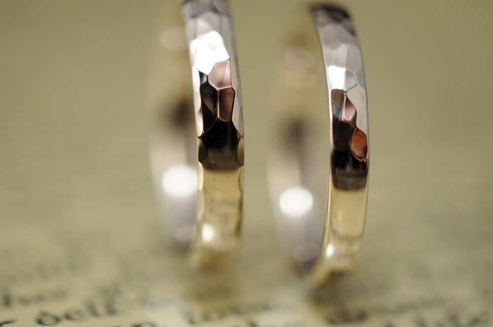 半分鎚目のシャンパンゴールドオーダーメイド結婚指輪