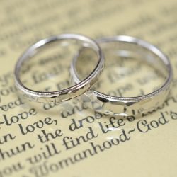 鏡面鎚目のプラチナ結婚指輪