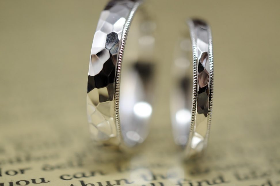 鏡面鎚目のプラチナ結婚指輪