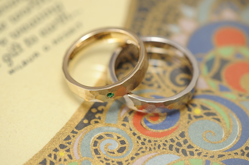 平打ち鎚目のアンティーク風結婚指輪