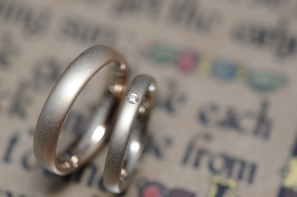 サンドブラストとコンビの結婚指輪