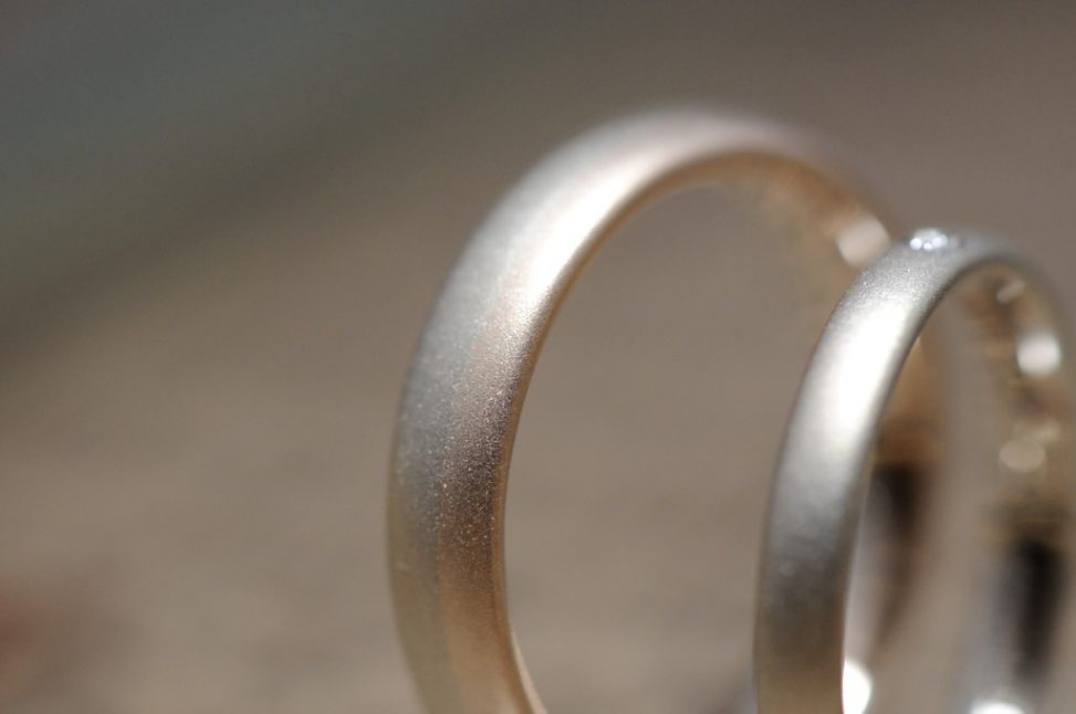 サンドブラストとコンビの結婚指輪
