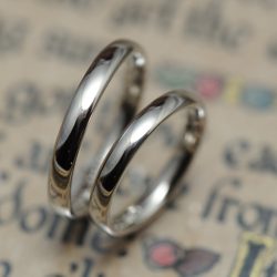 シンプルな鏡面の結婚指輪