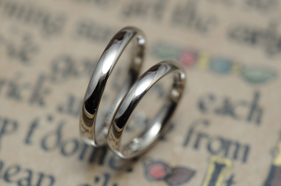 シンプルな鏡面の結婚指輪