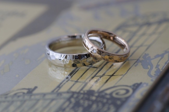 キラキラhammerwork鎚目の結婚指輪