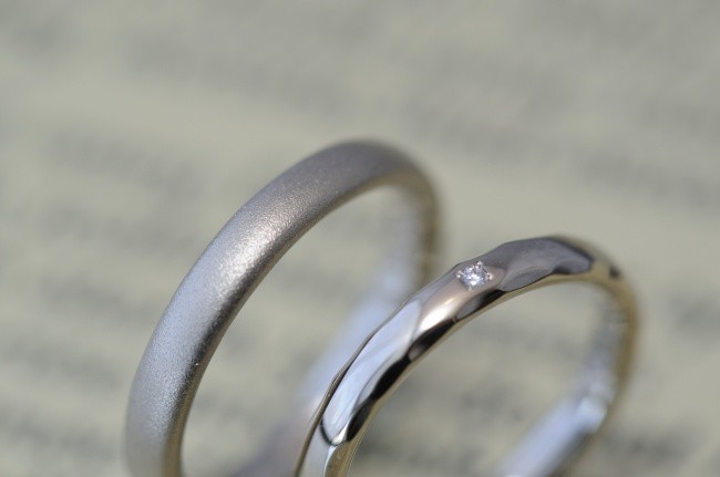 サンドブラストと鎚目とダイヤモンドの結婚指輪