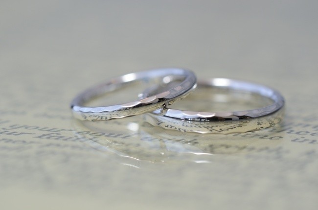 〔結婚指輪〕角に鎚目