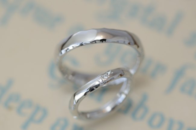 〔結婚指輪〕緩やかなV字と鎚目とダイヤモンド