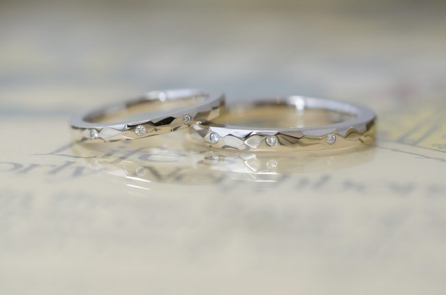 〔結婚指輪〕きらきら鎚目とダイヤモンドの指輪