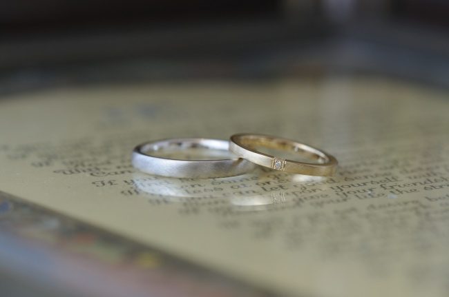 〔結婚指輪〕ブラシと三面ダイヤ