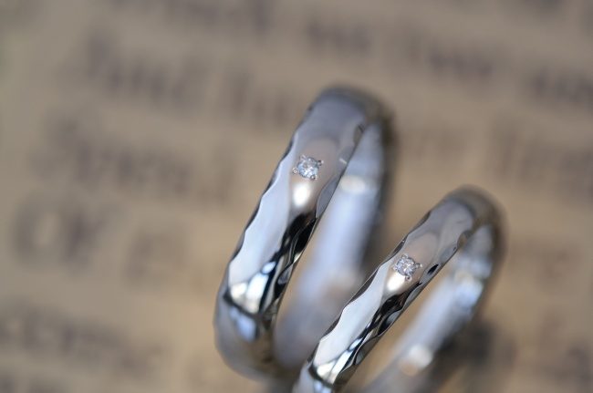 〔結婚指輪〕鎚目と緩やかなVライン