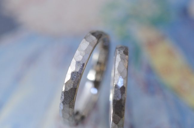 〔結婚指輪〕槌目の結婚指輪