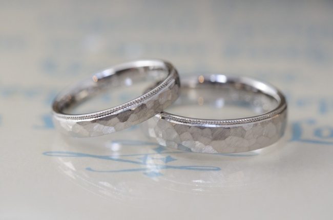 〔結婚指輪〕槌目とミルグレイン