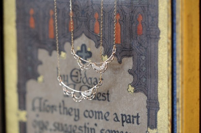 レースネックレスとダイヤモンド