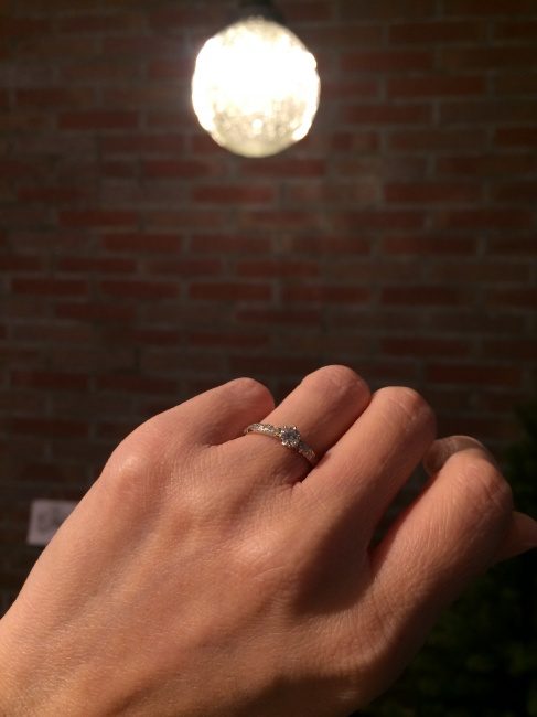 シャンパンとイエローゴールドの婚約指輪