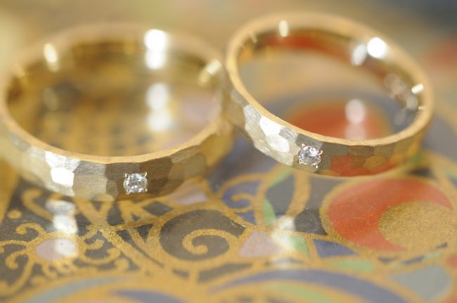 〔結婚指輪〕ゴールドの鎚目マットタイプ