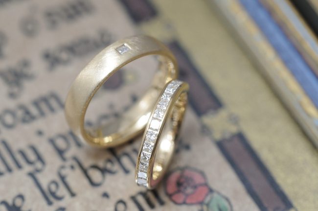 〔結婚指輪〕プリンセスカットのダイヤモンドがずらり