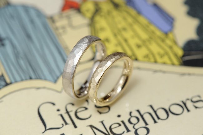 〔結婚指輪〕ゴールド2種の鎚目タイプ