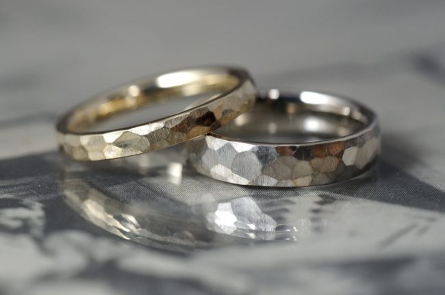 〔結婚指輪〕THE鎚目が素敵な結婚指輪