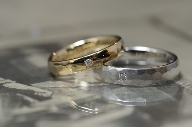 〔結婚指輪〕きらきら鎚目とダイヤモンド