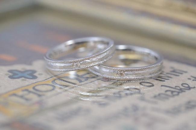 〔結婚指輪〕細かい鏨打ちとミルグレイン