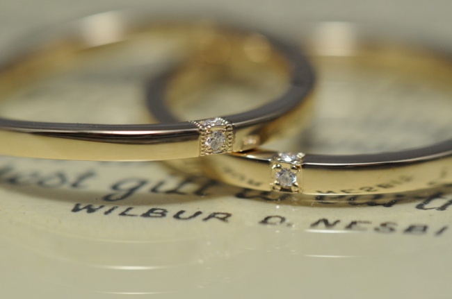 〔結婚指輪〕三面ダイヤのウェーブ