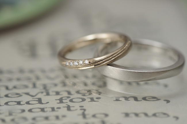 〔結婚指輪〕斜めと斜め