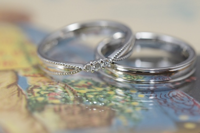 〔結婚指輪〕ミルと3ピースのダイヤモンド