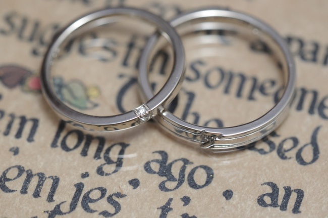 少し個性派結婚指輪