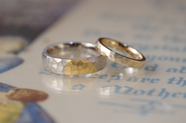 結婚指輪　鎚目と鍍金