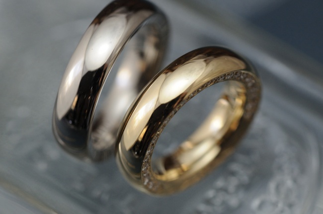 結婚指輪　ボリュームでダイヤで彫で。
