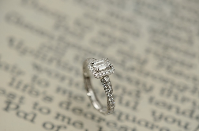 エメラルドカットダイヤモンドに✨を