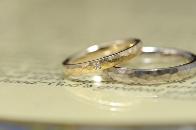 鎚目ですっきりな結婚指輪